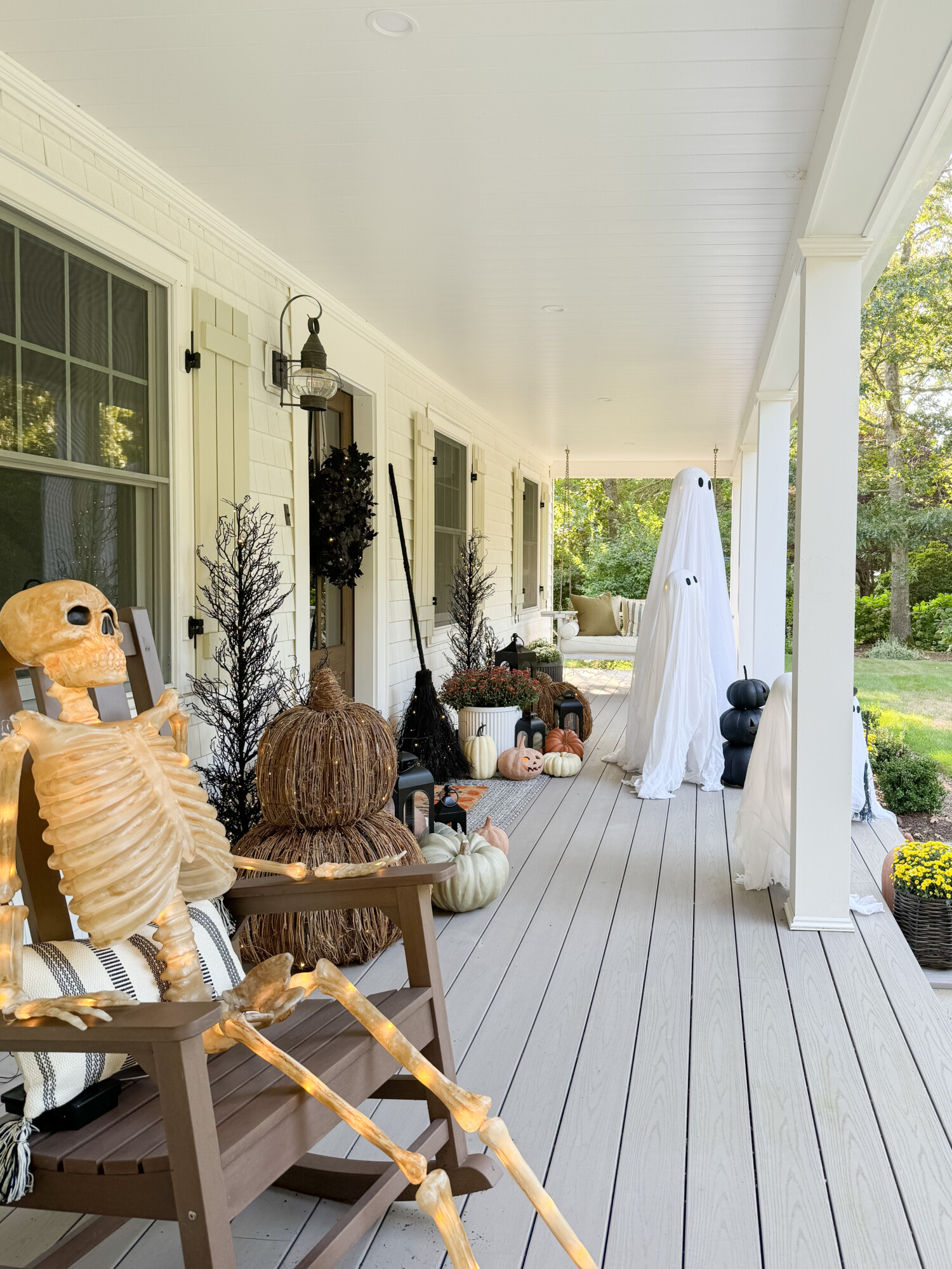 Fall Ready: Porch Makeover Ideas | fall porch, fall inspo, fall decorating, fall decor, autumn decor, autumn porch, halloween porch, halloween inspo, halloween decor, halloween porch, fall ready porch