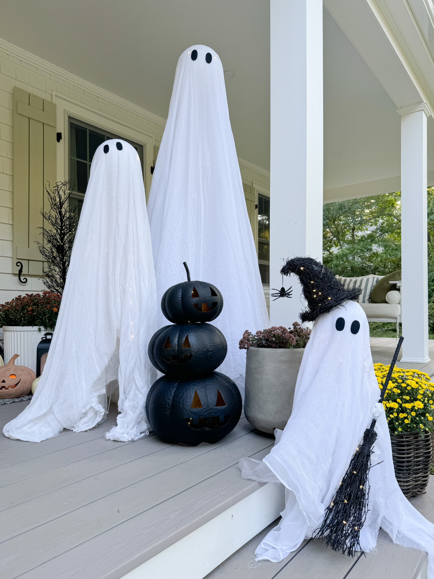 Fall Ready: Porch Makeover Ideas | fall porch, fall inspo, fall decorating, fall decor, autumn decor, autumn porch, halloween porch, halloween inspo, halloween decor, halloween porch, fall ready porch