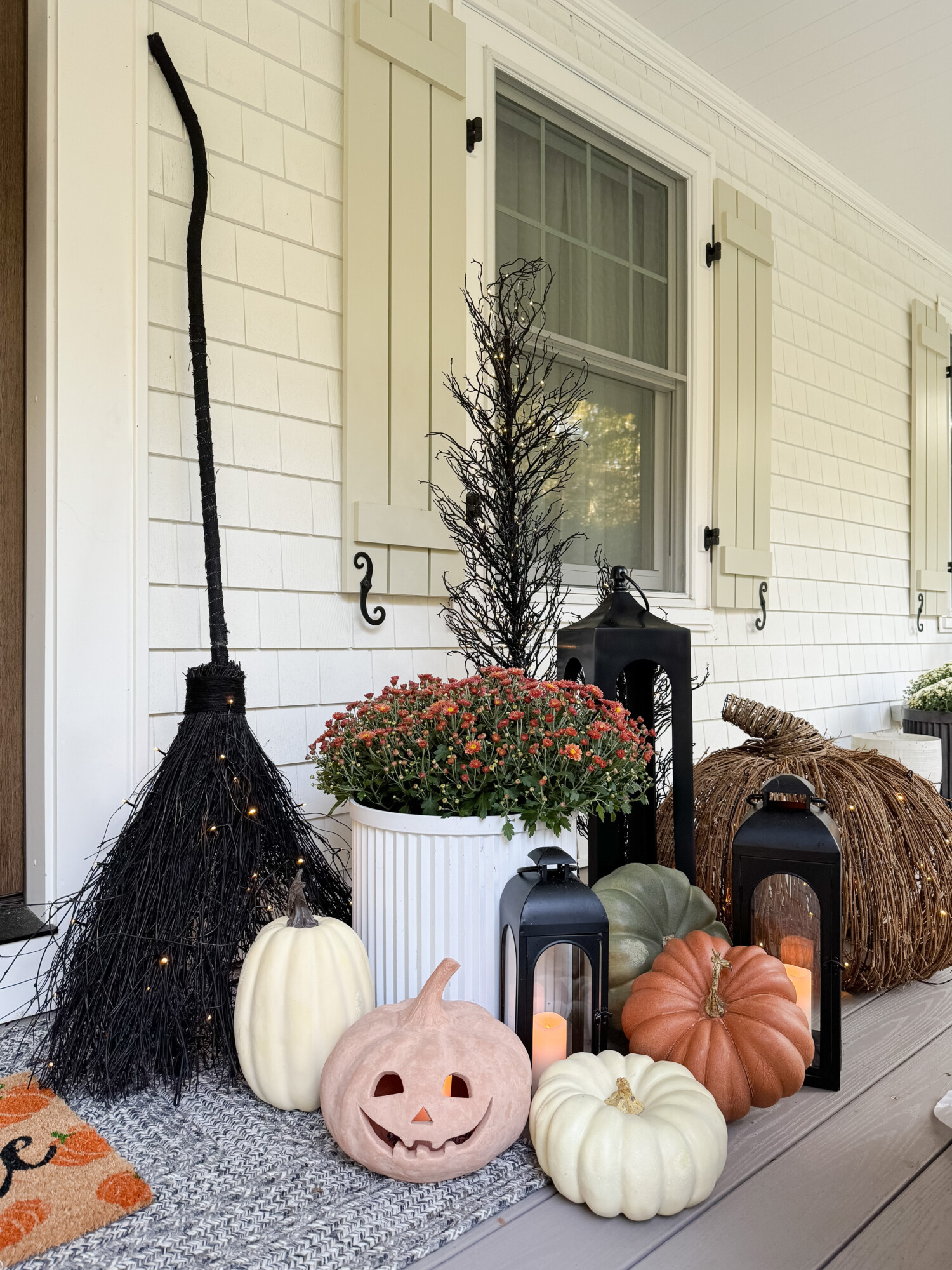 Fall Ready: Porch Makeover Ideas | fall porch, fall inspo, fall decorating, fall decor, autumn decor, autumn porch, halloween porch, halloween inspo, halloween decor, halloween porch, fall ready porch