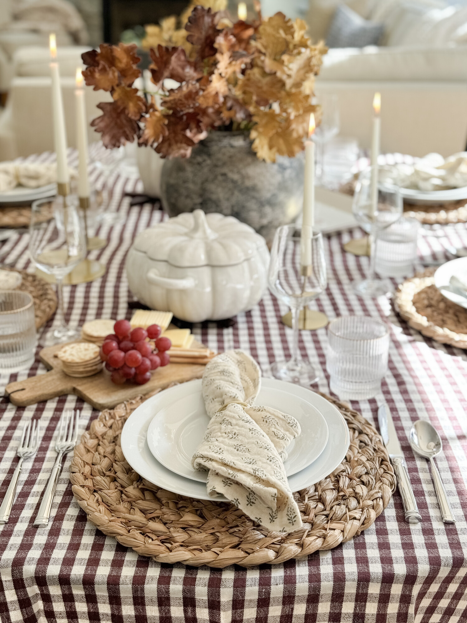 Harvest Hosting Tablescape Essentials for Thanksgiving | hosting, holiday hosting, tablescape, thanksgiving dinner, thanksgiving hosting, fall decor, fall home decor, plaid, cheese board, entertaining