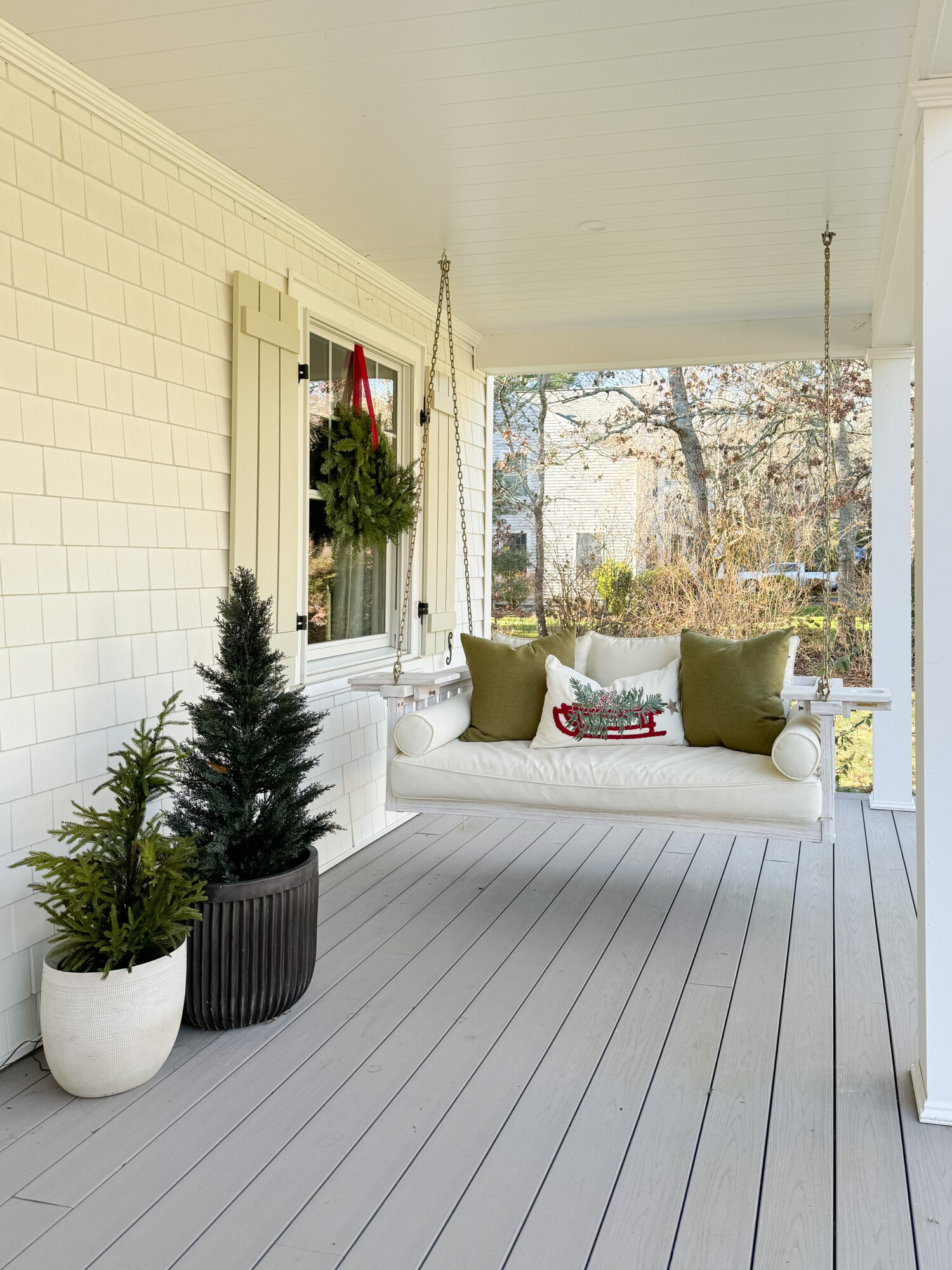 Christmas front porch | front porch styling, home decor, Christmas decor, outdoor Christmas decor, cozy front porch, Christmas wreath, twinkle trees