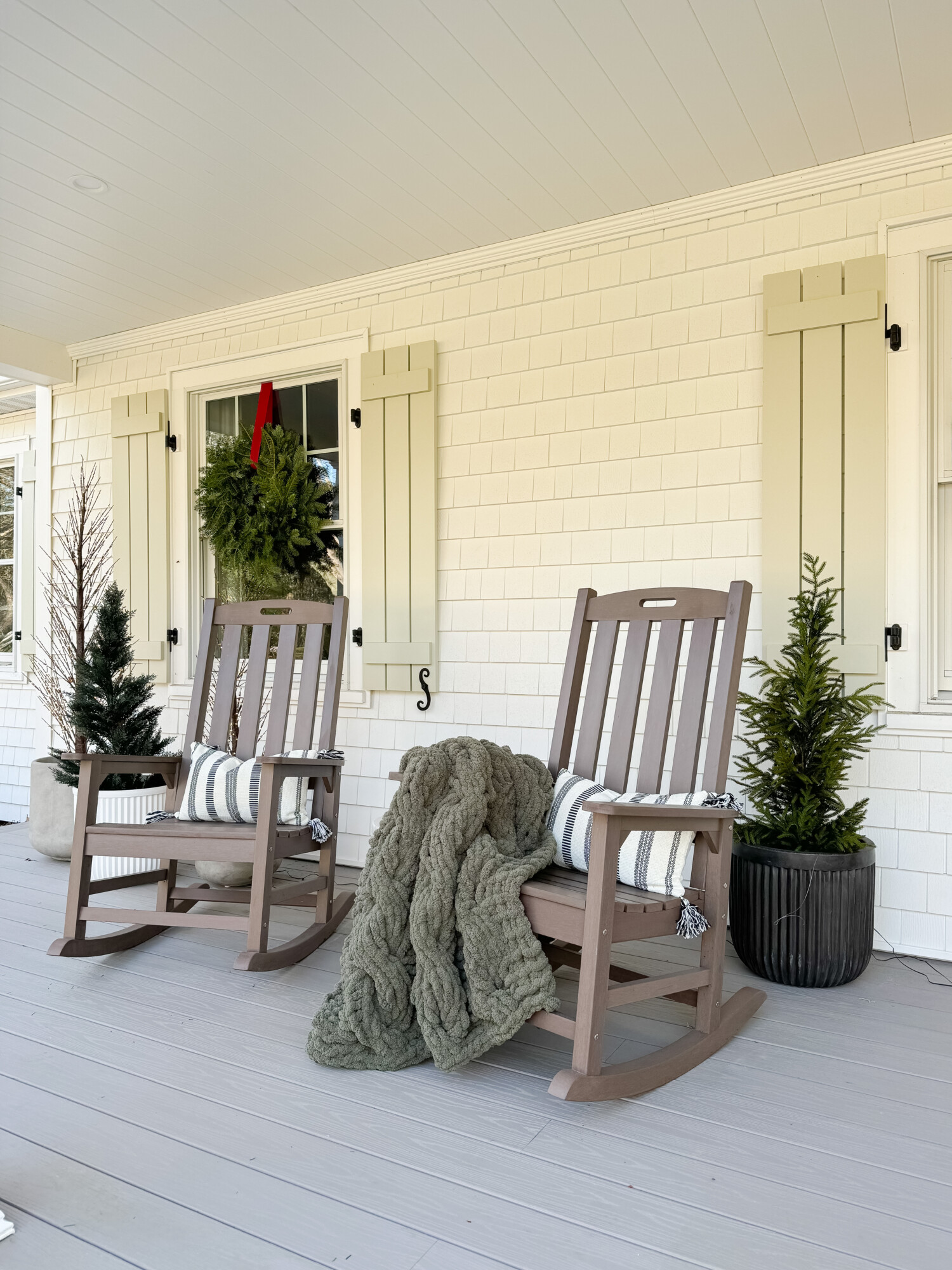 Christmas front porch | front porch styling, home decor, Christmas decor, outdoor Christmas decor, cozy front porch, Christmas wreath, twinkle trees