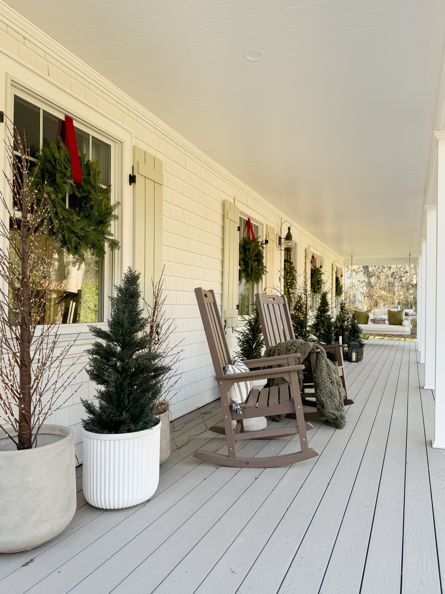 Christmas front porch | front porch styling, home decor, Christmas decor, outdoor Christmas decor, cozy front porch, Christmas wreath, twinkle trees