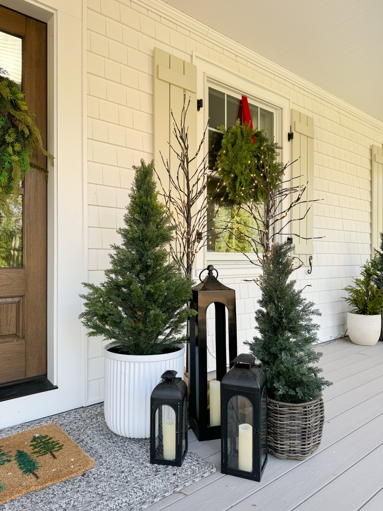 Christmas front porch | front porch styling, home decor, Christmas decor, outdoor Christmas decor, cozy front porch, Christmas wreath, twinkle trees