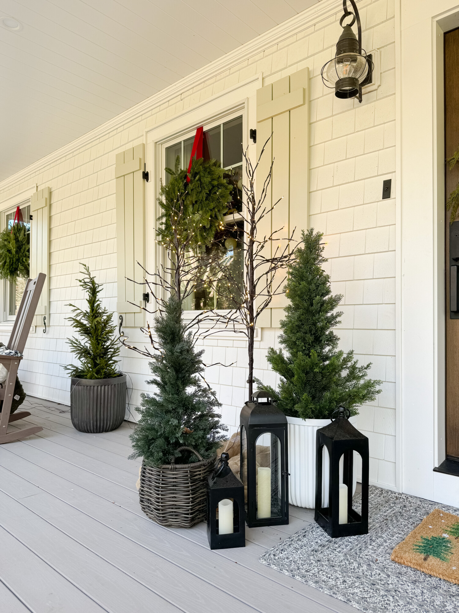 Christmas front porch | front porch styling, home decor, Christmas decor, outdoor Christmas decor, cozy front porch, Christmas wreath, twinkle trees